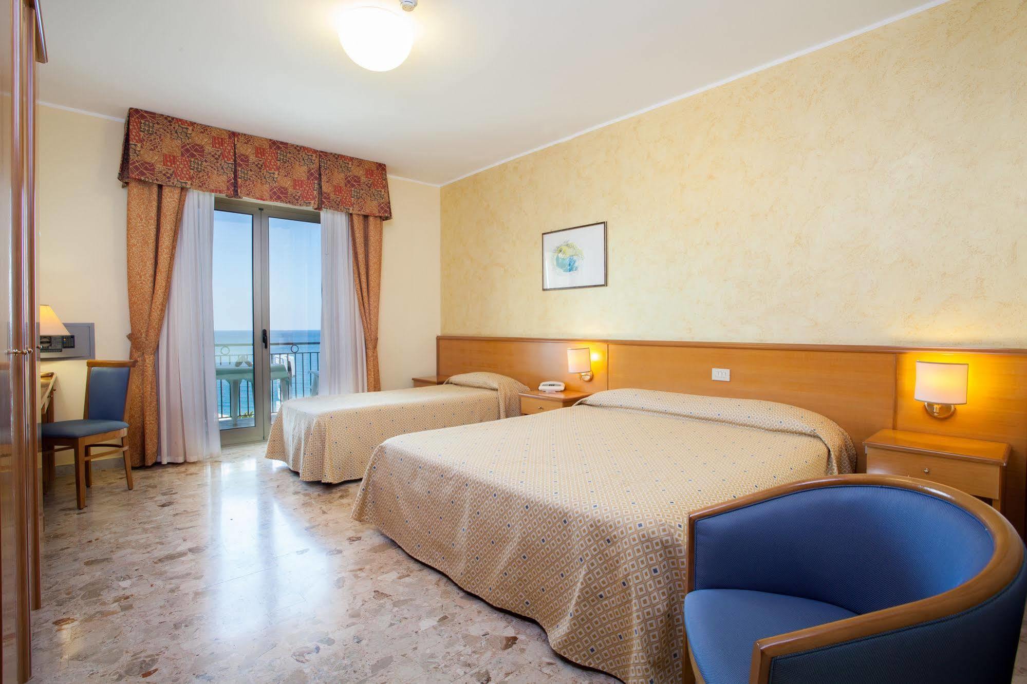 Hotel La Tonnara 4*